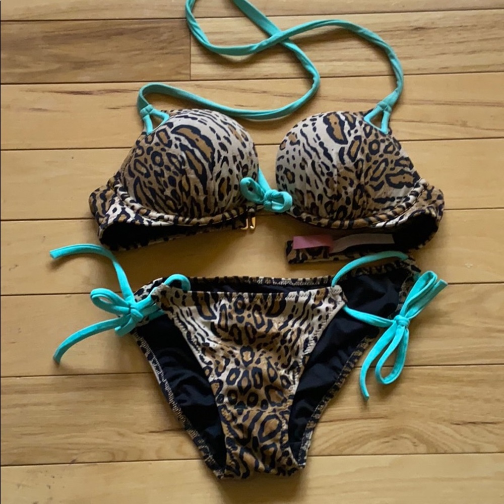 Victoria’s Secret bombshell cheetah bikini
